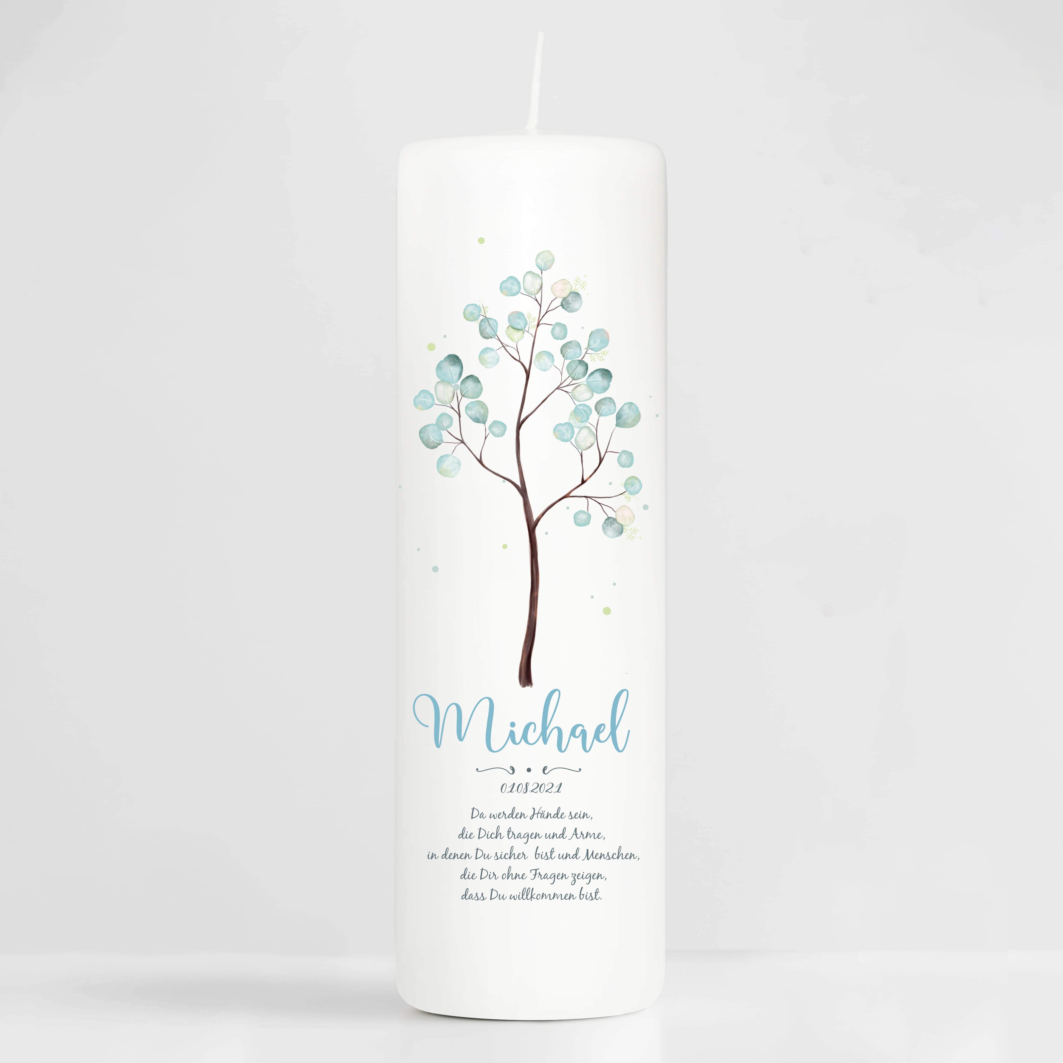 Auf dem Bild ist das Produkt: Taufkerze Junge Mädchen Baum Lebensbaum pastell bedruckt mit Namen, Datum und auf Wunsch eigenem, vorgegebenem oder keinem Taufspruch zum Preis von €5.90 abgebildet.