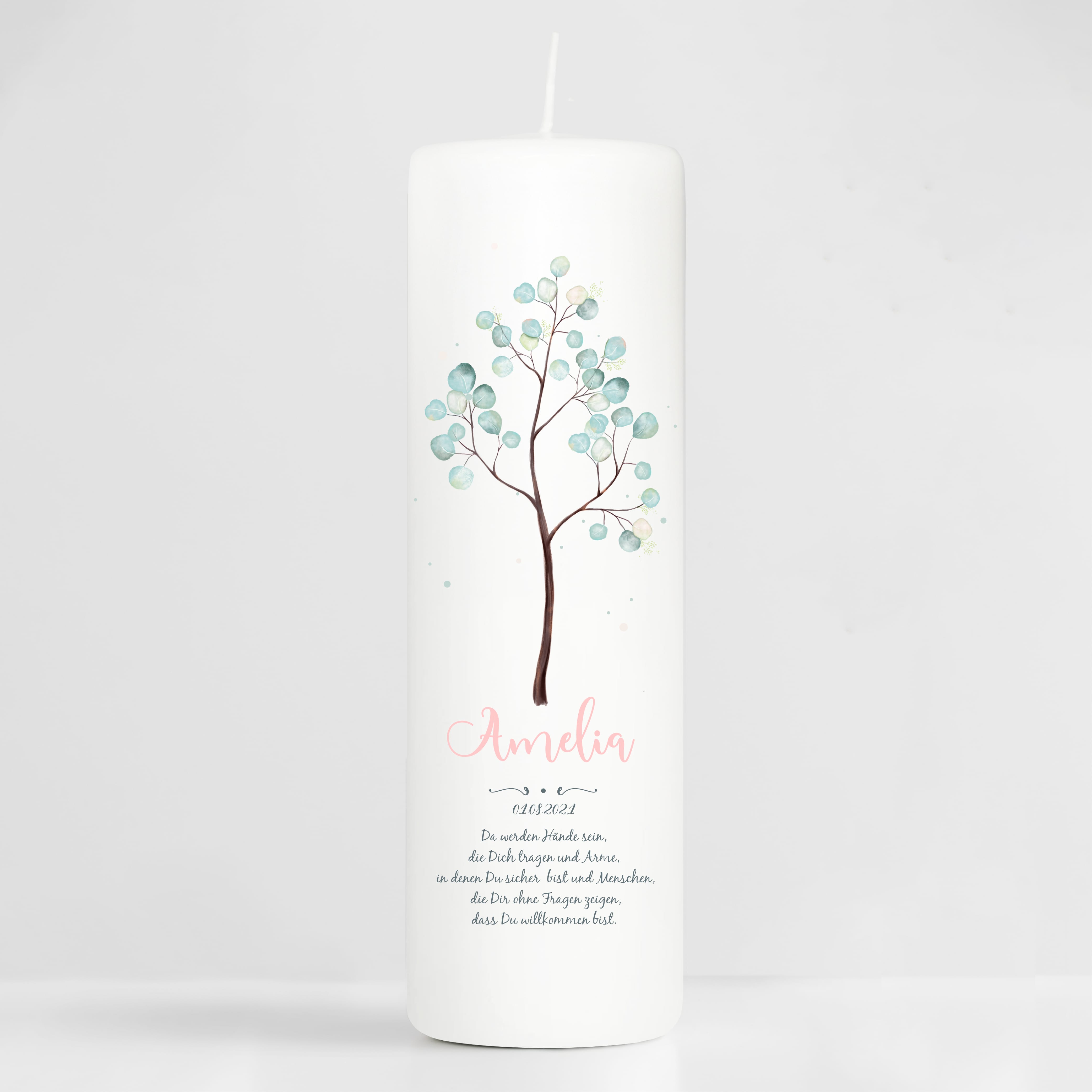 Auf dem Bild ist das Produkt: Taufkerze Junge Mädchen Baum Lebensbaum pastell bedruckt mit Namen, Datum und auf Wunsch eigenem, vorgegebenem oder keinem Taufspruch zum Preis von €5.90 abgebildet.
