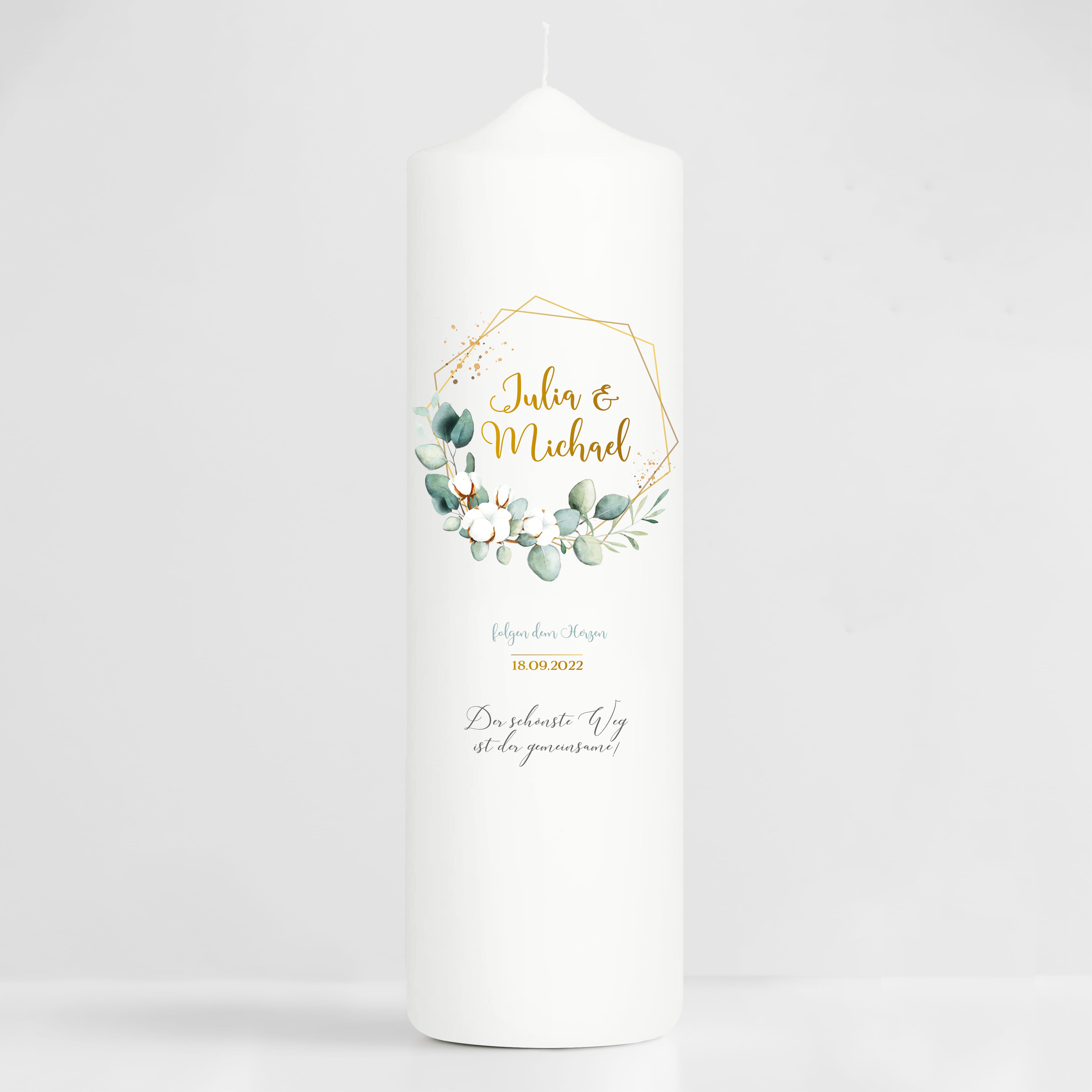 Auf dem Bild ist das Produkt: Weiße Hochzeitskerze Geburtstagskerze geometrischer Rahmen mit Eukalyptus personalisiert Hochzeitsgeschenk Spruch, Valentinstagsgeschenk zum Preis von €5.90 abgebildet.