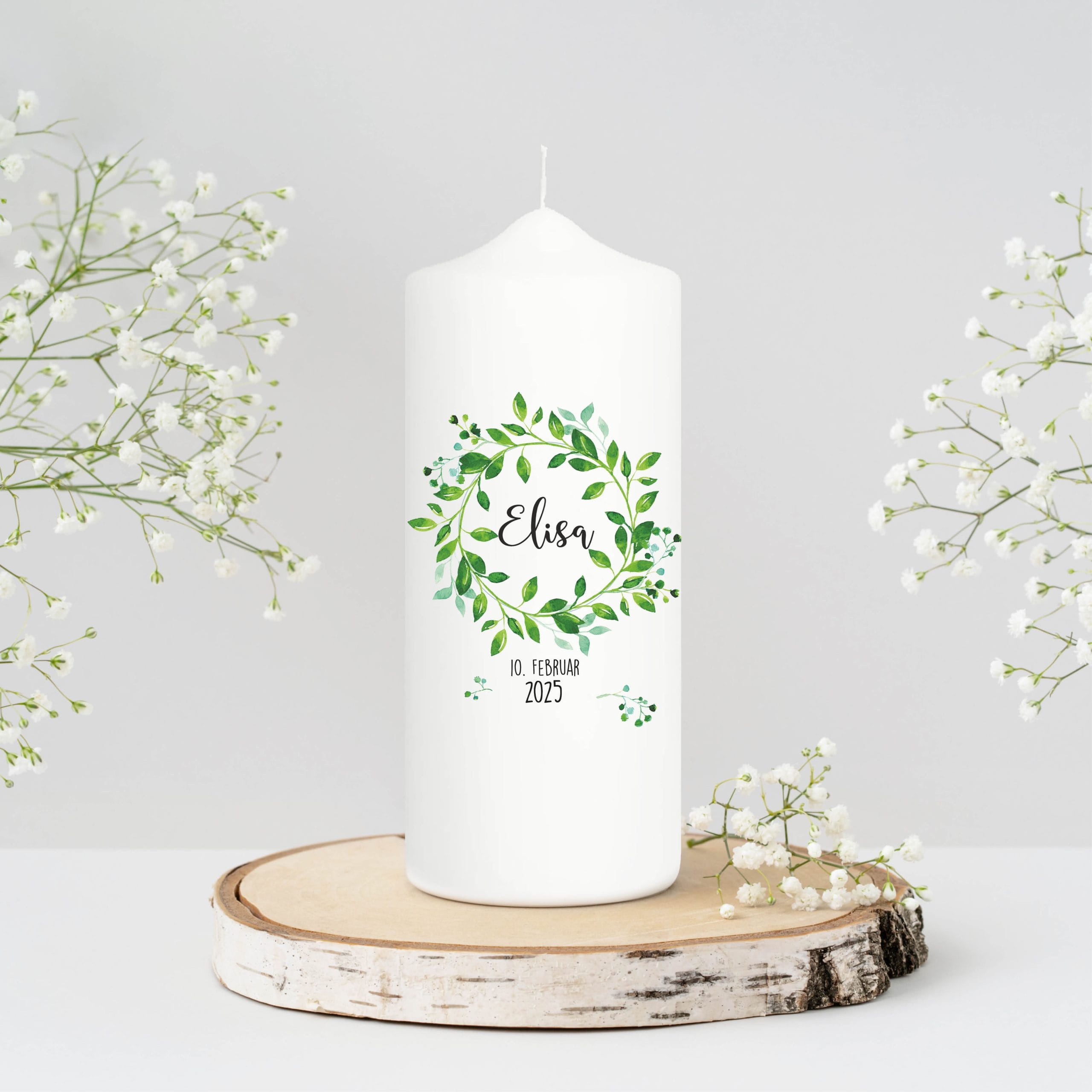 Auf dem Bild ist das Produkt: Taufkerze Kranz Kerze zur Taufe bedruckt mit Namen Datum und auf Wunsch eigenem vorgegebenem oder keinem Taufspruch zum Preis von €5.9 abgebildet.