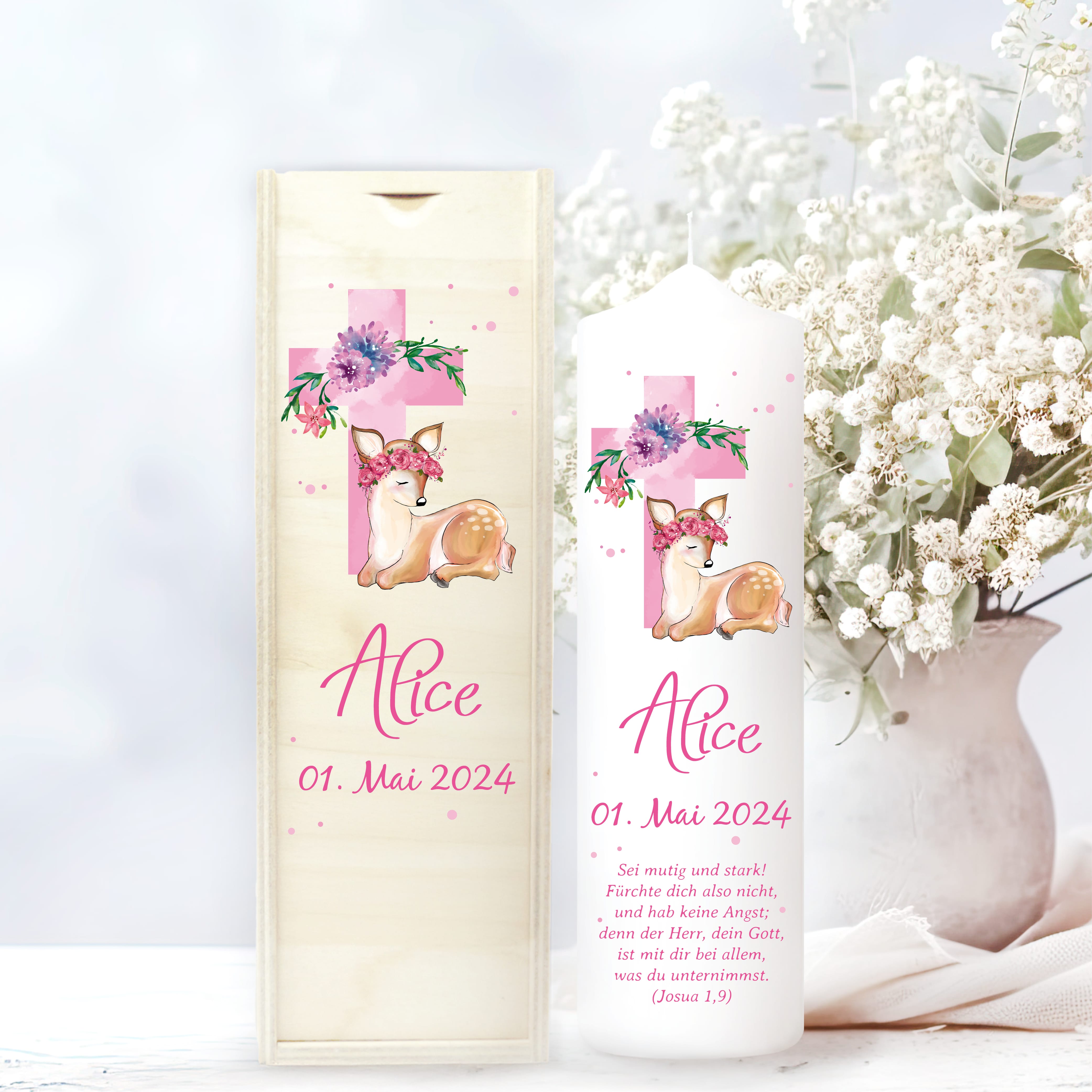 Auf dem Bild ist das Produkt: Taufkerze bedruckt Reh Jesuskreuz Junge Mädchen personalisiert mit Namen Datum Taufspruch Geschenk Kerze zur Taufe zum Preis von €6.40 abgebildet.