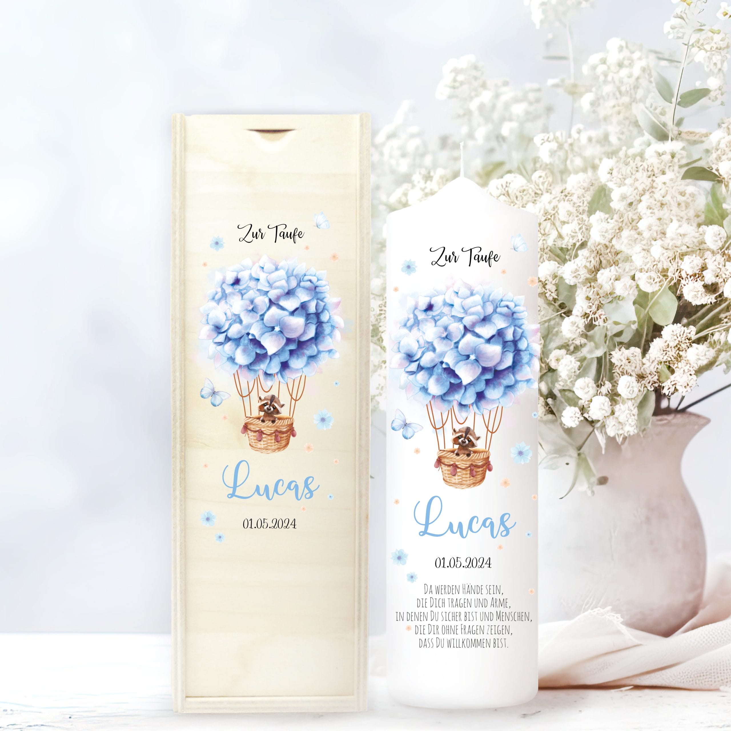 Auf dem Bild ist das Produkt: Taufkerze Heißluftballon Blumen Junge Mädchen Waschbär Hase rosa blau bedruckt mit Namen Datum und Taufspruch oder ohne zum Preis von €5.90 abgebildet.
