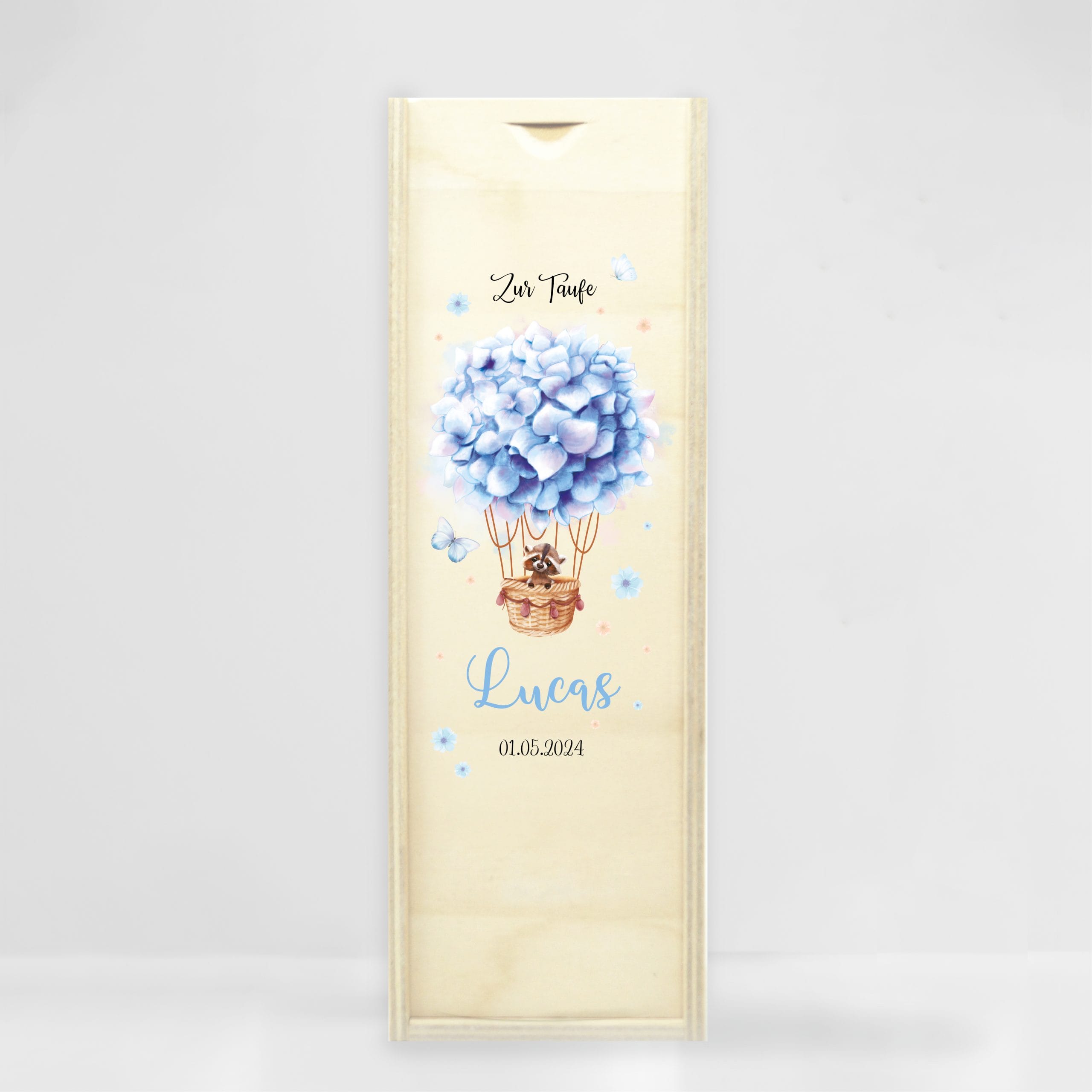 Auf dem Bild ist das Produkt: Taufkerze Heißluftballon Blumen Junge Mädchen Waschbär Hase rosa blau bedruckt mit Namen Datum und Taufspruch oder ohne zum Preis von €5.90 abgebildet.