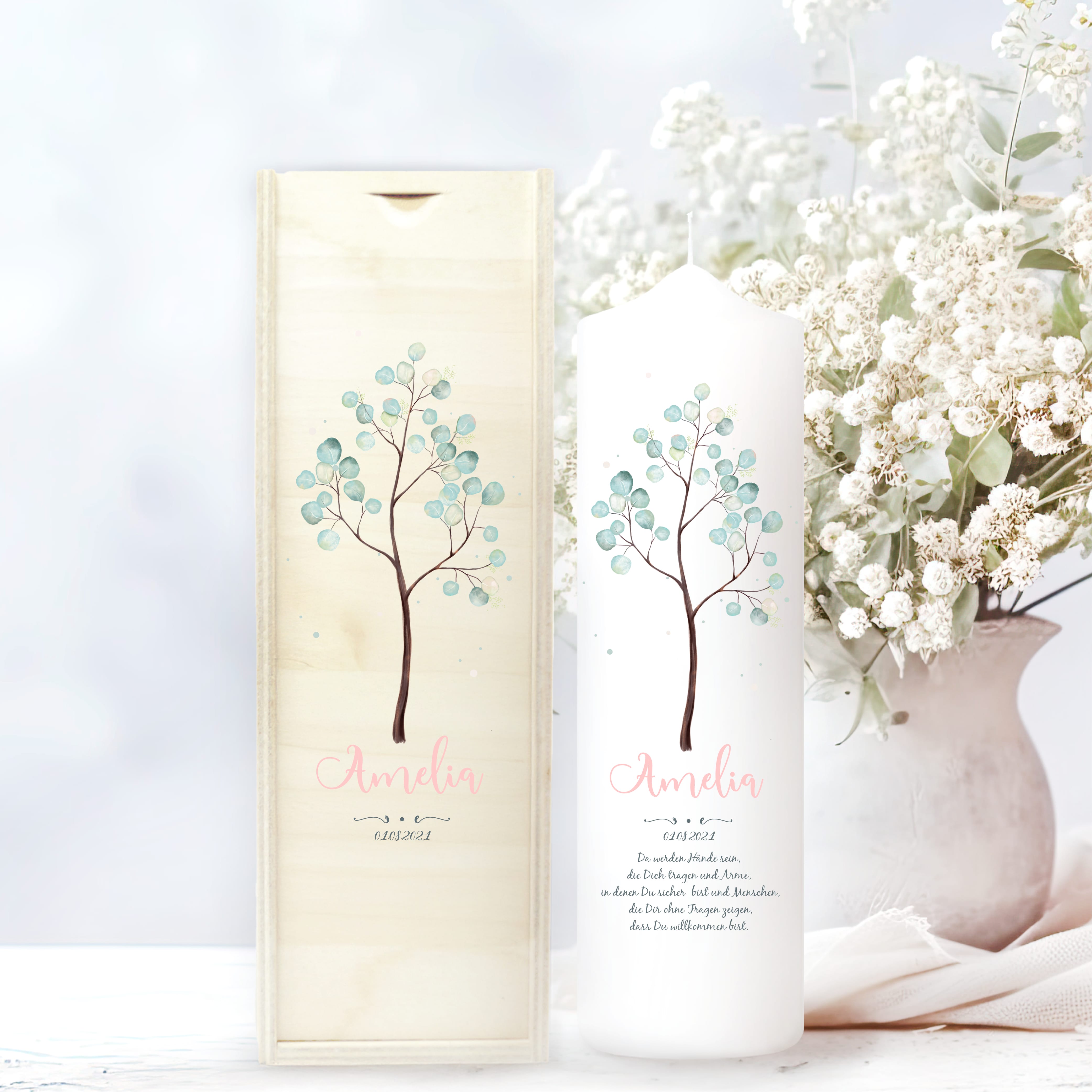 Auf dem Bild ist das Produkt: Taufkerze Junge Mädchen Baum Lebensbaum pastell bedruckt mit Namen, Datum und auf Wunsch eigenem, vorgegebenem oder keinem Taufspruch zum Preis von €5.90 abgebildet.