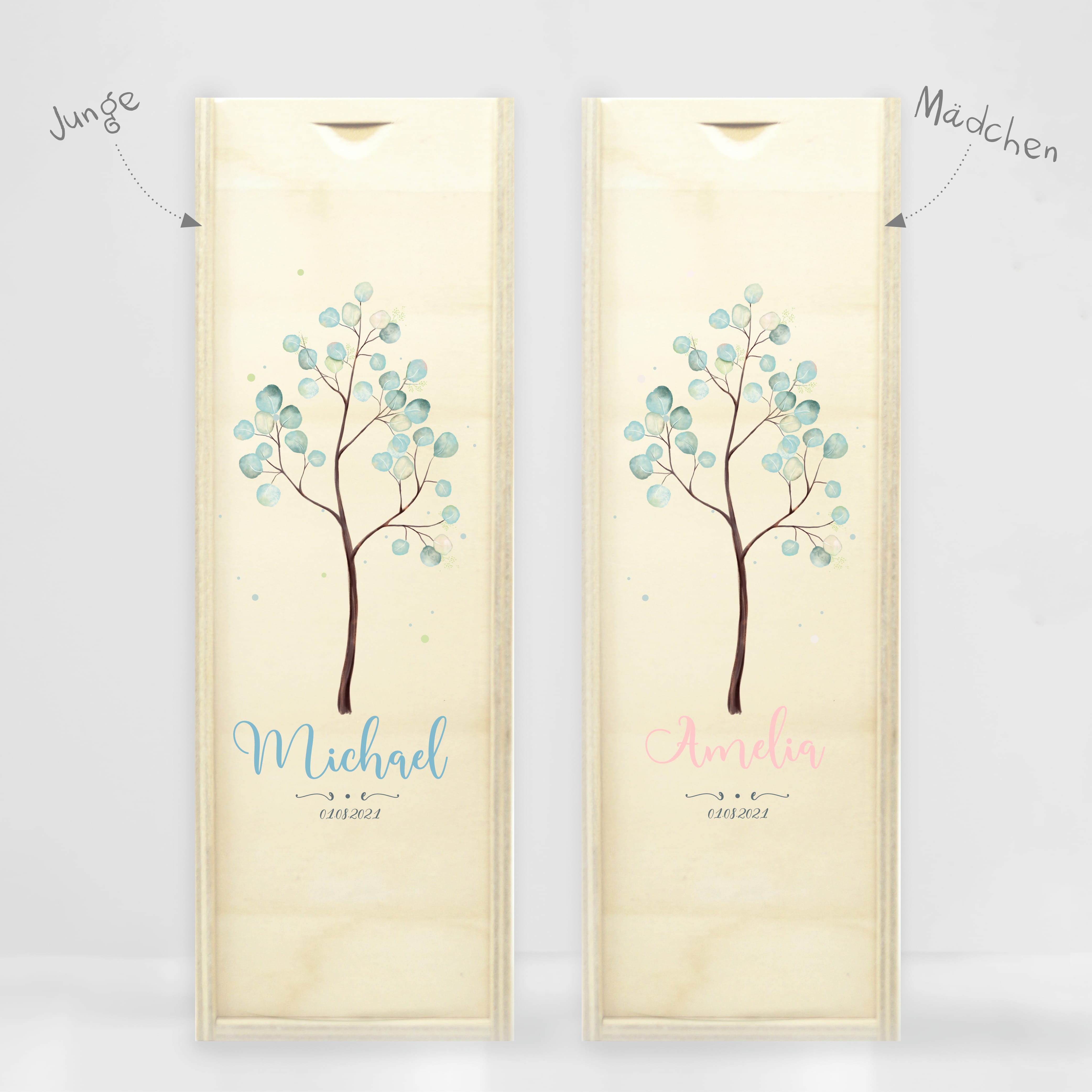 Auf dem Bild ist das Produkt: Taufkerze Junge Mädchen Baum Lebensbaum pastell bedruckt mit Namen, Datum und auf Wunsch eigenem, vorgegebenem oder keinem Taufspruch zum Preis von €5.90 abgebildet.