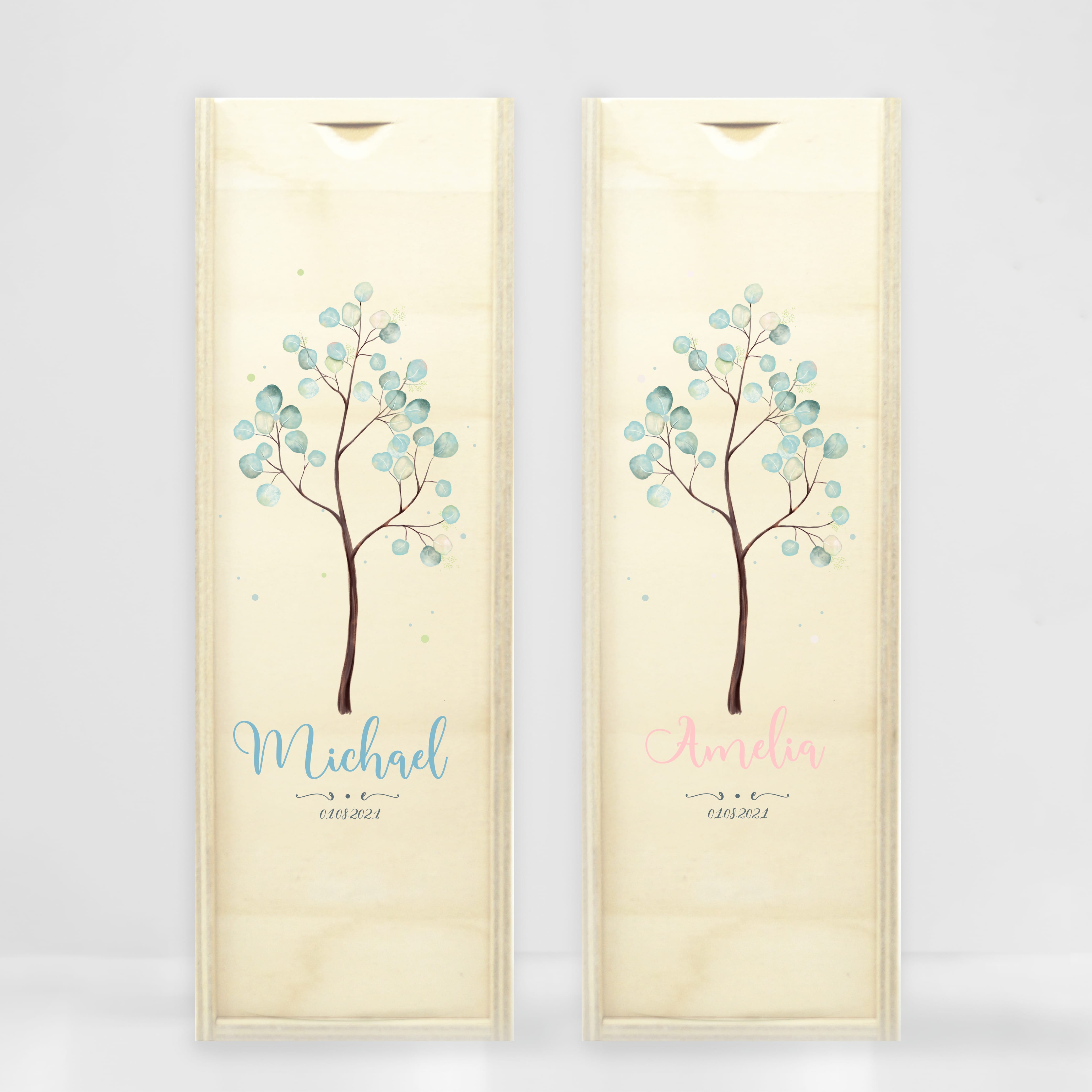 Auf dem Bild ist das Produkt: Taufkerze Junge Mädchen Baum Lebensbaum pastell bedruckt mit Namen, Datum und auf Wunsch eigenem, vorgegebenem oder keinem Taufspruch zum Preis von €5.90 abgebildet.