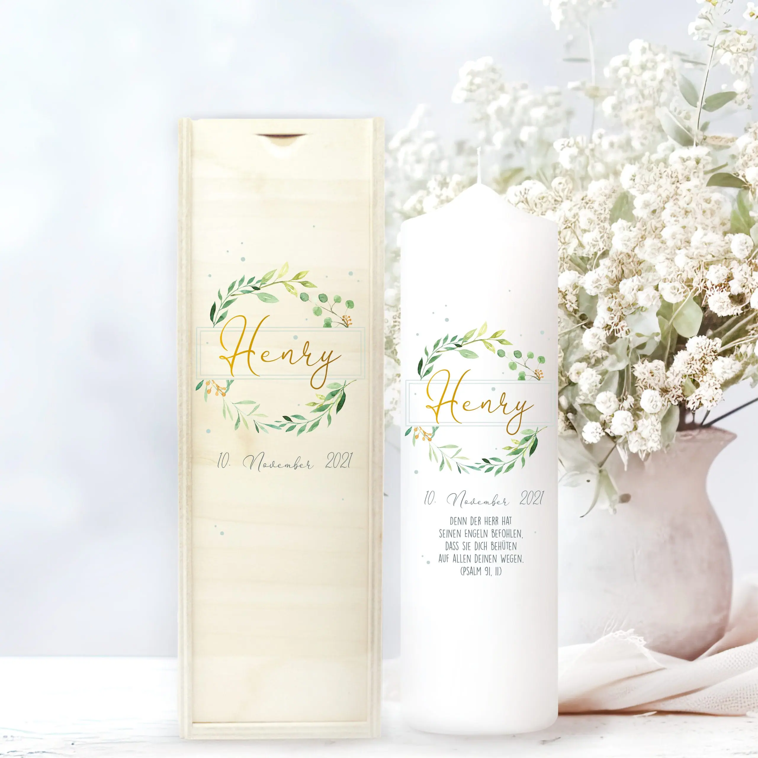 Auf dem Bild ist das Produkt: Taufkerze Junge Mädchen Baum Blätterkranz grün pastell bedruckt mit Namen, Datum und auf Wunsch eigenem, vorgegebenem oder keinem Taufspruch zum Preis von €5.90 abgebildet.
