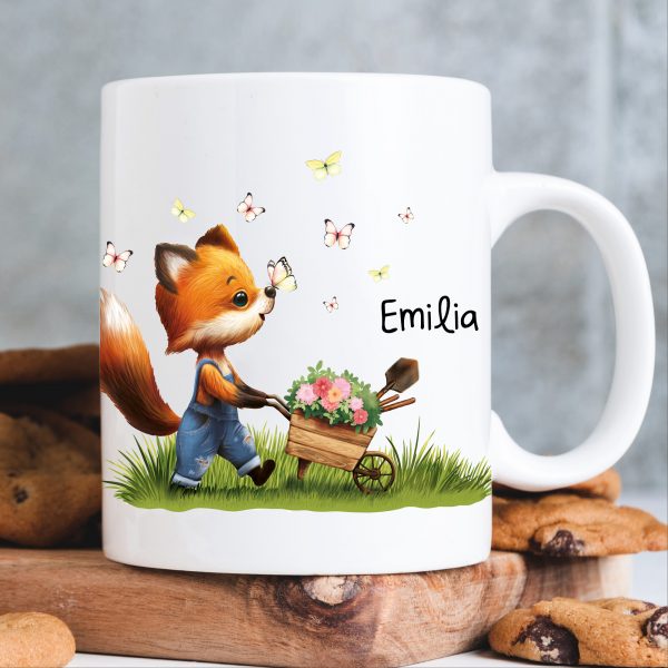 Auf dem Bild ist das Produkt: Tasse bedruckt Fuchs Schubkarre Blumen weiß Wunschname personalisiert zum Preis von €16.90 abgebildet.