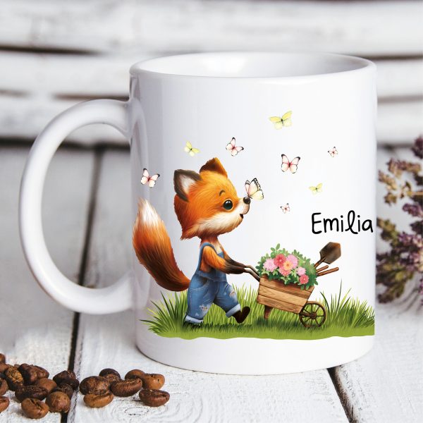 Auf dem Bild ist das Produkt: Tasse bedruckt Fuchs Schubkarre Blumen weiß Wunschname personalisiert zum Preis von €16.90 abgebildet.