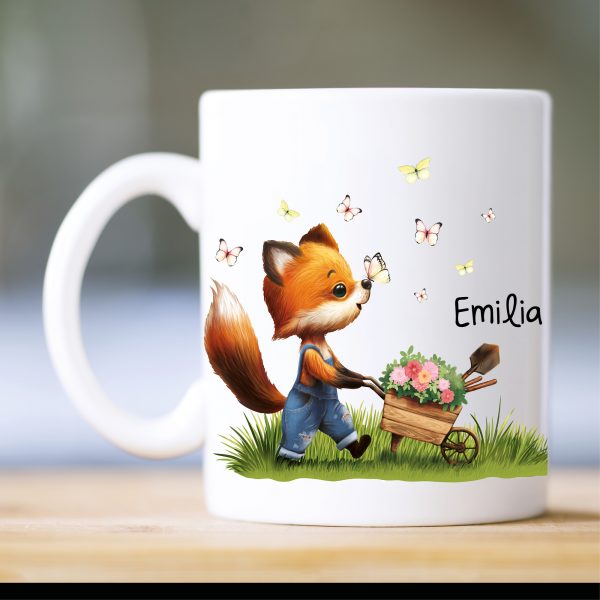 Auf dem Bild ist das Produkt: Tasse bedruckt Fuchs Schubkarre Blumen weiß Wunschname personalisiert zum Preis von €16.90 abgebildet.