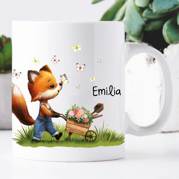 Auf dem Bild ist das Produkt: Tasse bedruckt Fuchs Schubkarre Blumen weiß Wunschname personalisiert zum Preis von €16.90 abgebildet.