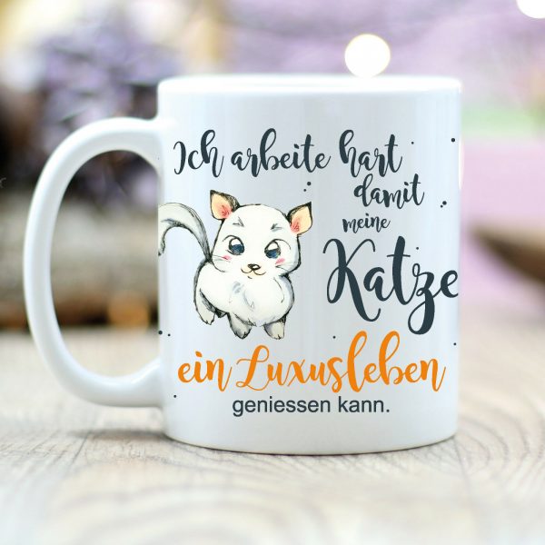 Auf dem Bild ist das Produkt: T172 Wandtattoo-Loft Kaffee Tasse Katze "Luxusleben" Lustig Spruch Tier Geschenk zum Preis von €18.9 abgebildet.