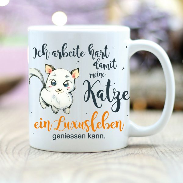 Auf dem Bild ist das Produkt: T172 Wandtattoo-Loft Kaffee Tasse Katze "Luxusleben" Lustig Spruch Tier Geschenk zum Preis von €18.9 abgebildet.