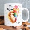Auf dem Bild ist das Produkt: Geschenkidee Tasse aus Keramik oder Kunststoff bedruckt Igel Mädchen Schultüte personalisiert mit Wunschnamen und Datum zum Preis von €18.90 abgebildet.