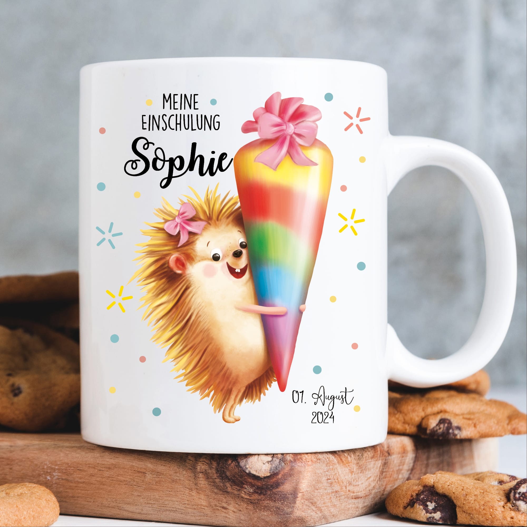 Auf dem Bild ist das Produkt: Geschenkidee Tasse aus Keramik oder Kunststoff bedruckt Igel Mädchen Schultüte personalisiert mit Wunschnamen und Datum zum Preis von €18.90 abgebildet.