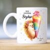 Auf dem Bild ist das Produkt: Geschenkidee Tasse aus Keramik oder Kunststoff bedruckt Igel Mädchen Schultüte personalisiert mit Wunschnamen und Datum zum Preis von €18.90 abgebildet.