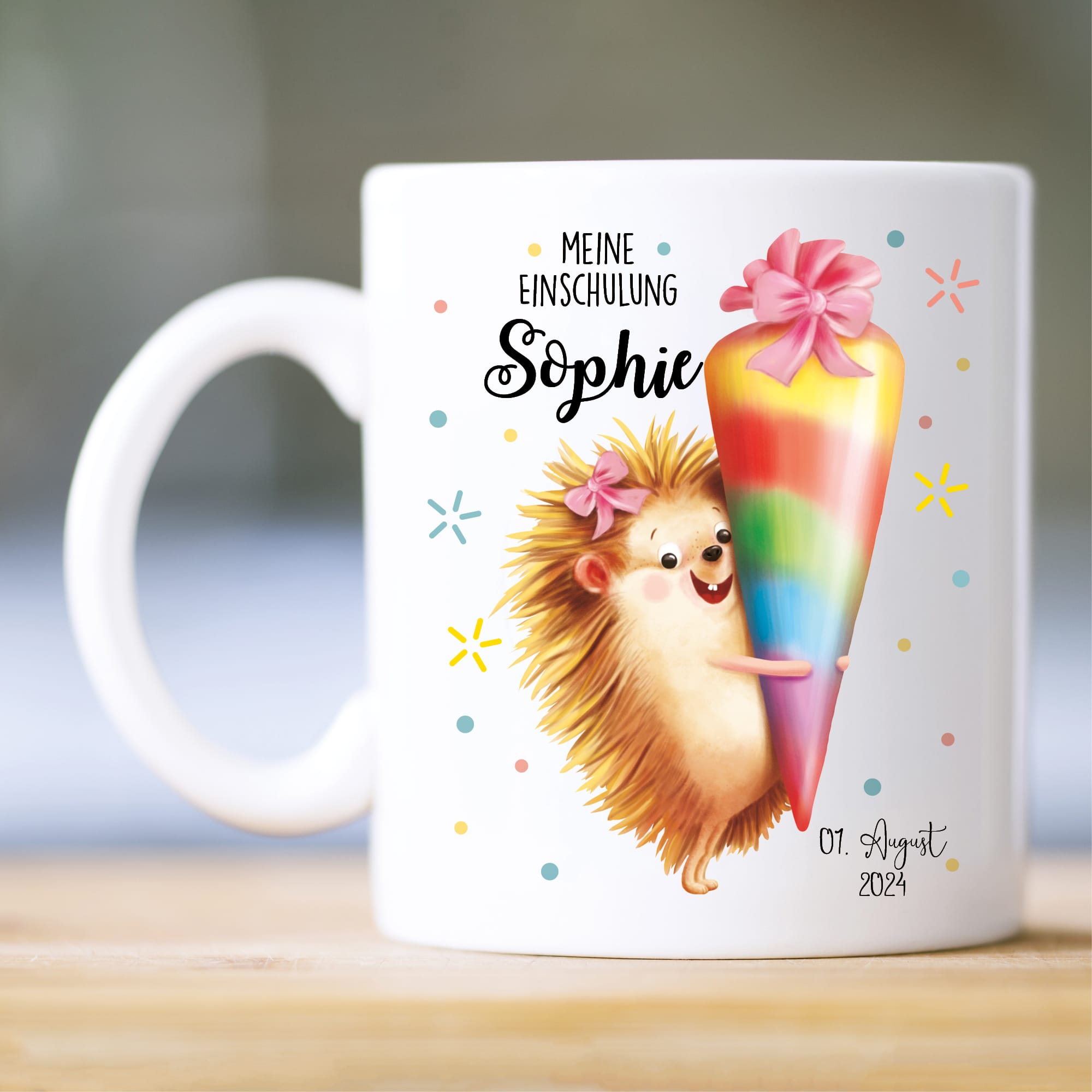Auf dem Bild ist das Produkt: Geschenkidee Tasse aus Keramik oder Kunststoff bedruckt Igel Mädchen Schultüte personalisiert mit Wunschnamen und Datum zum Preis von €18.90 abgebildet.