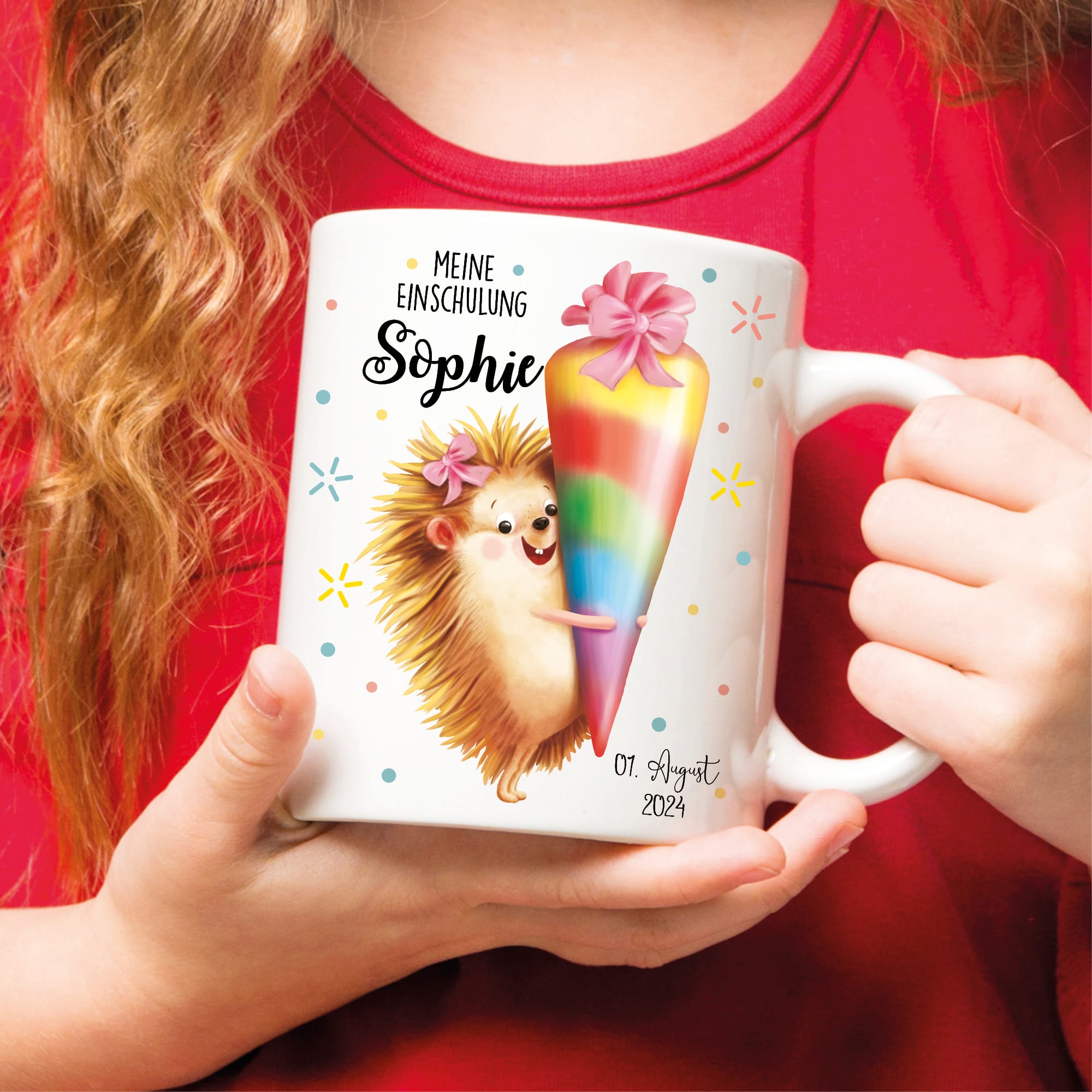 Auf dem Bild ist das Produkt: Geschenkidee Tasse aus Keramik oder Kunststoff bedruckt Igel Mädchen Schultüte personalisiert mit Wunschnamen und Datum zum Preis von €18.90 abgebildet.