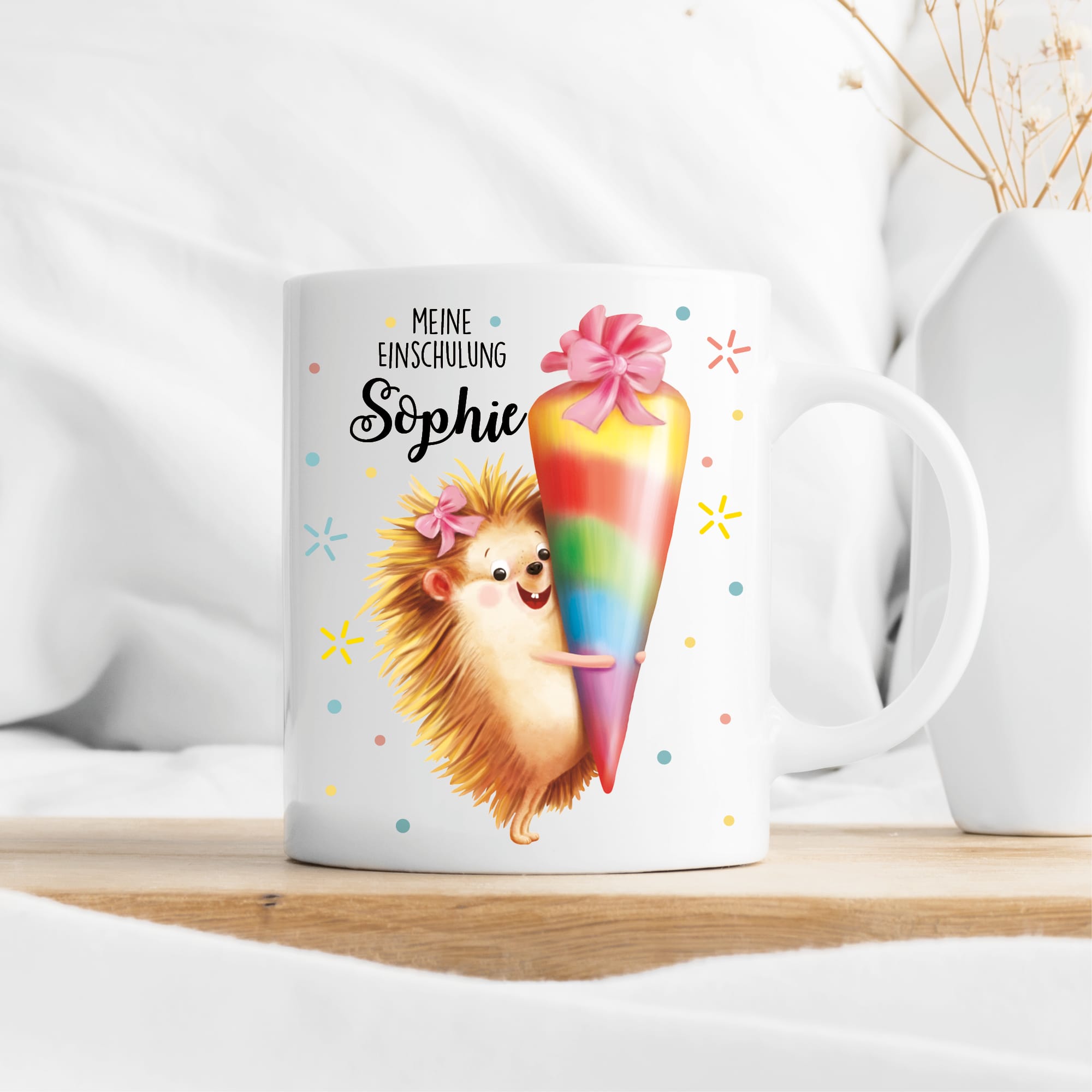 Auf dem Bild ist das Produkt: Geschenkidee Tasse aus Keramik oder Kunststoff bedruckt Igel Mädchen Schultüte personalisiert mit Wunschnamen und Datum zum Preis von €18.90 abgebildet.