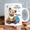 Auf dem Bild ist das Produkt: Tasse Keramik bedruckt Bär Buch Rucksack personalisiert mit Wunschnamen und Datum Geschenk zur Einschulung 330 ml zum Preis von €18.90 abgebildet.