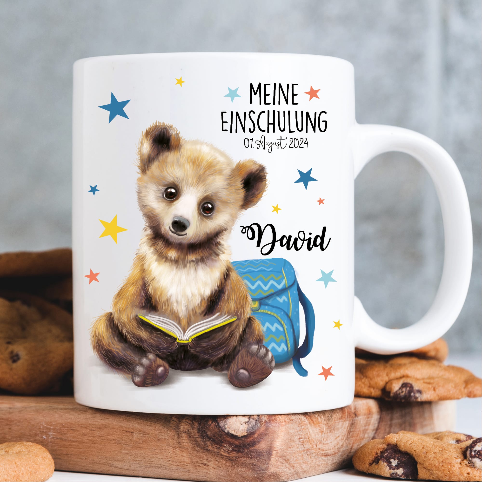 Auf dem Bild ist das Produkt: Tasse Keramik bedruckt Bär Buch Rucksack personalisiert mit Wunschnamen und Datum Geschenk zur Einschulung 330 ml zum Preis von €18.90 abgebildet.