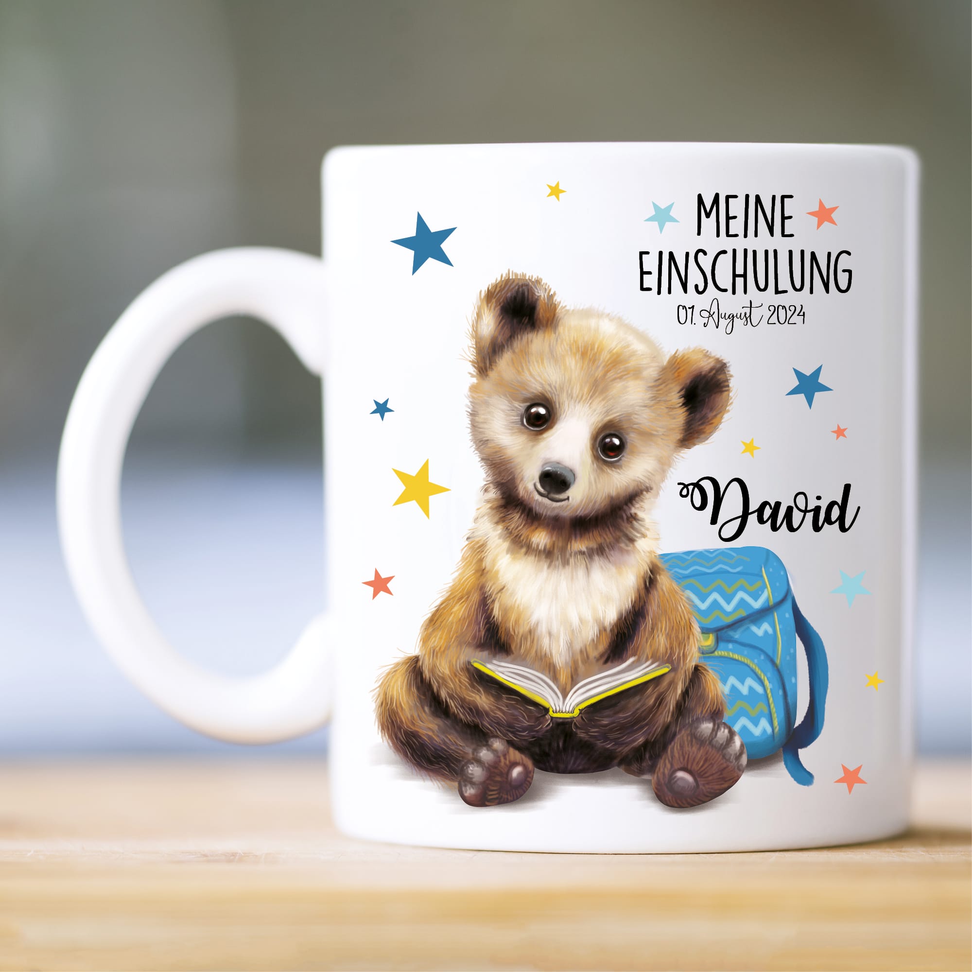 Auf dem Bild ist das Produkt: Tasse Keramik bedruckt Bär Buch Rucksack personalisiert mit Wunschnamen und Datum Geschenk zur Einschulung 330 ml zum Preis von €18.90 abgebildet.