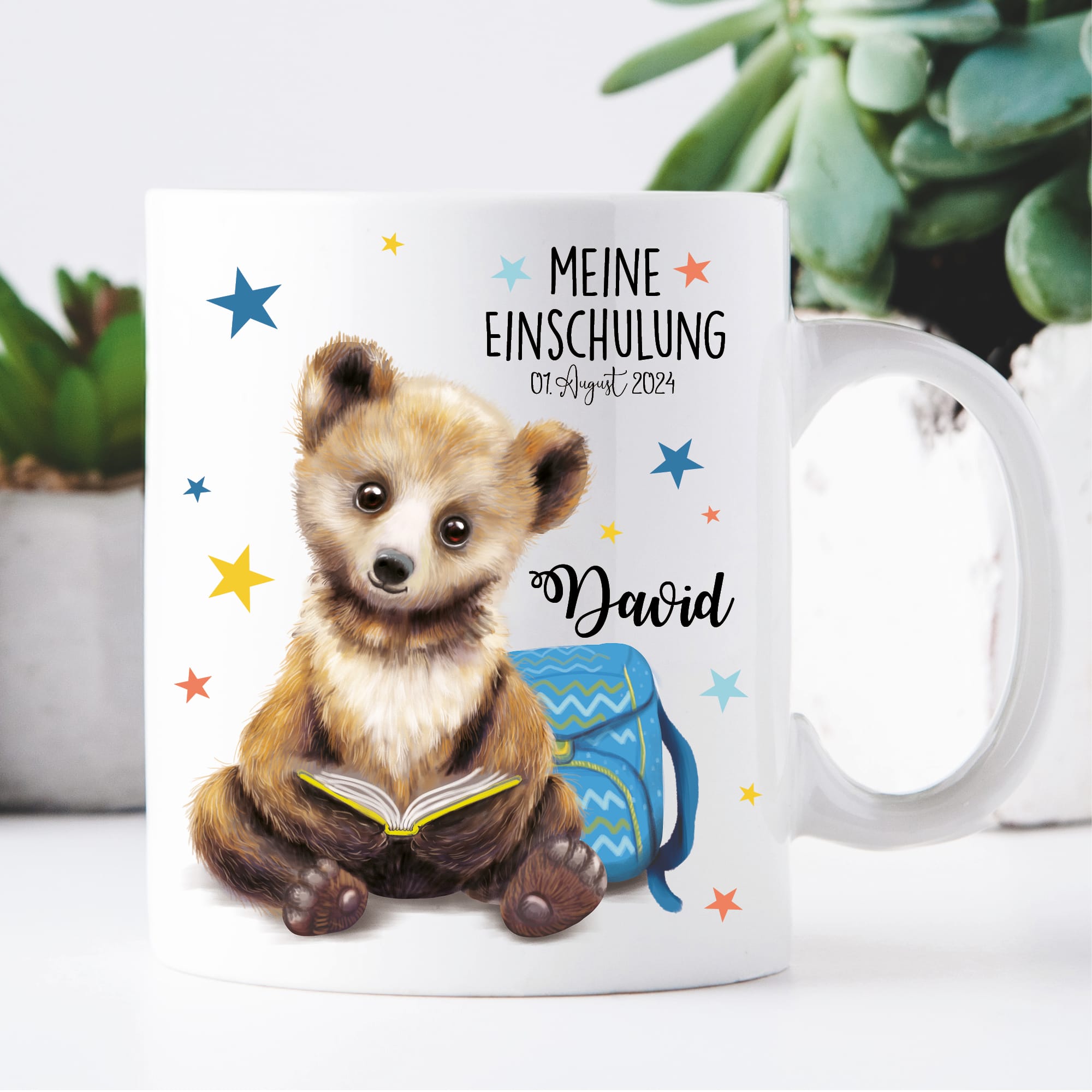 Auf dem Bild ist das Produkt: Tasse Keramik bedruckt Bär Buch Rucksack personalisiert mit Wunschnamen und Datum Geschenk zur Einschulung 330 ml zum Preis von €18.90 abgebildet.