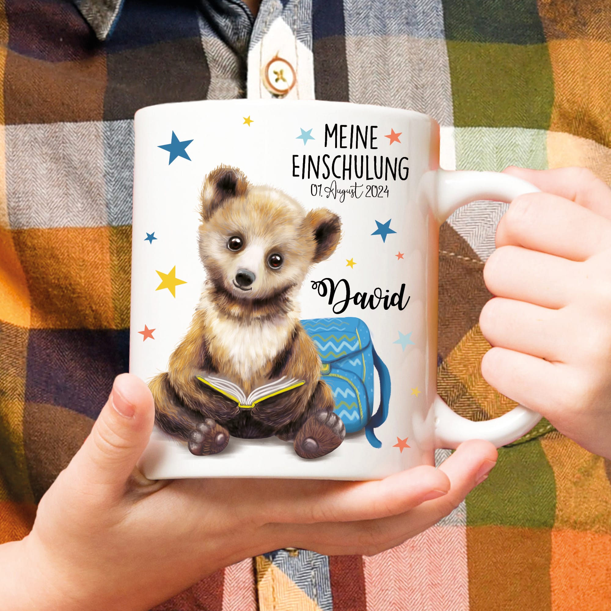Auf dem Bild ist das Produkt: Tasse Keramik bedruckt Bär Buch Rucksack personalisiert mit Wunschnamen und Datum Geschenk zur Einschulung 330 ml zum Preis von €18.90 abgebildet.
