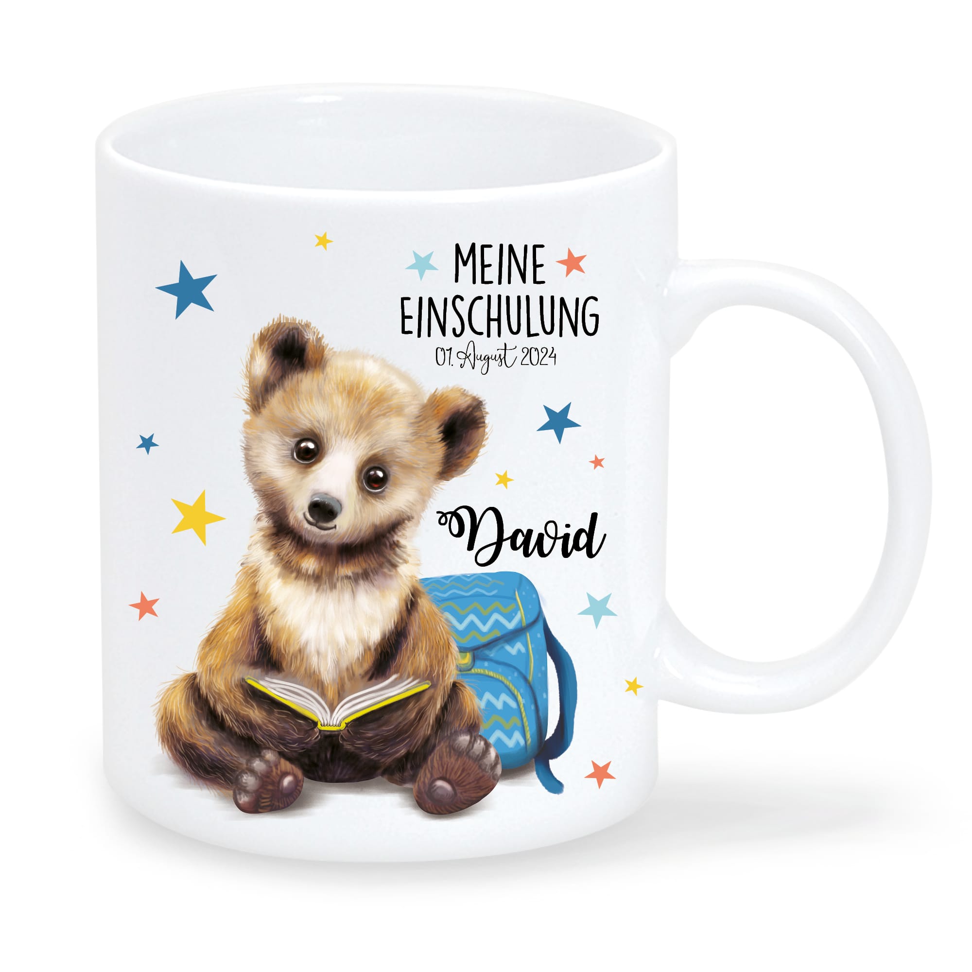 Auf dem Bild ist das Produkt: Tasse Keramik bedruckt Bär Buch Rucksack personalisiert mit Wunschnamen und Datum Geschenk zur Einschulung 330 ml zum Preis von €18.90 abgebildet.