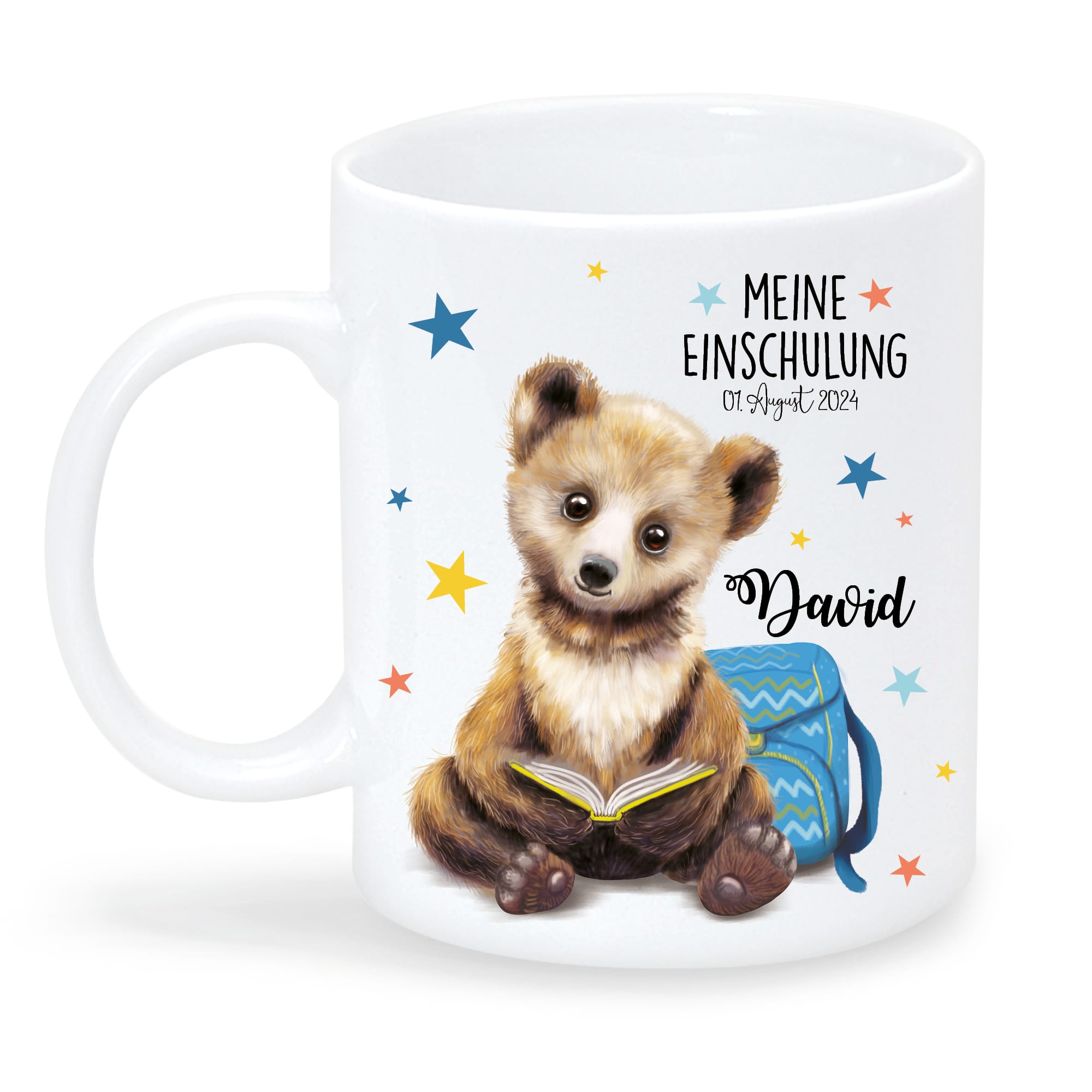 Auf dem Bild ist das Produkt: Tasse Keramik bedruckt Bär Buch Rucksack personalisiert mit Wunschnamen und Datum Geschenk zur Einschulung 330 ml zum Preis von €18.90 abgebildet.