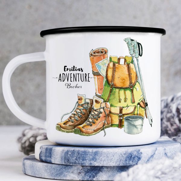 Auf dem Bild ist das Produkt: Campingbecher Emaille Adventure Becher mit Namen Wandersachen Geburtstagsgeschenk zum Preis von €18.90 abgebildet.