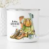 Auf dem Bild ist das Produkt: Campingbecher Emaille Adventure Becher mit Namen Wandersachen Geburtstagsgeschenk zum Preis von €18.90 abgebildet.