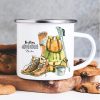 Auf dem Bild ist das Produkt: Campingbecher Emaille Adventure Becher mit Namen Wandersachen Geburtstagsgeschenk zum Preis von €18.90 abgebildet.