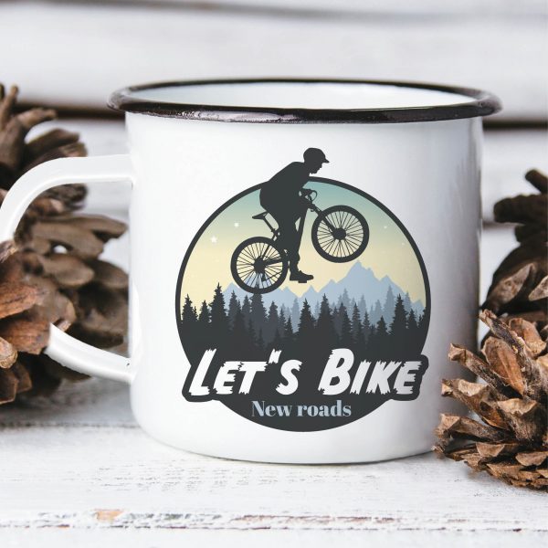 Auf dem Bild ist das Produkt: Campingbecher Emaille Radfahrer Mountainbike Berge und Wald Geschenk Fahrrad zum Preis von €18.90 abgebildet.