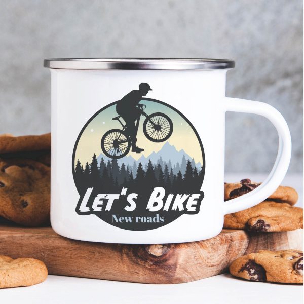 Auf dem Bild ist das Produkt: Campingbecher Emaille Radfahrer Mountainbike Berge und Wald Geschenk Fahrrad zum Preis von €18.90 abgebildet.