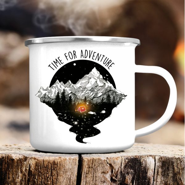 Auf dem Bild ist das Produkt: Campingbecher Emaille Zelt mit Lagerfeuer vor Bergen Time for adventures, Geburtstagsgeschenk, Geschenk zu Ostern zum Preis von €16.9 abgebildet.