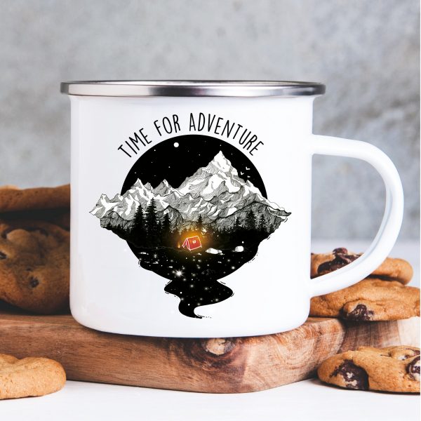 Auf dem Bild ist das Produkt: Campingbecher Emaille Zelt mit Lagerfeuer vor Bergen Time for adventures, Geburtstagsgeschenk, Geschenk zu Ostern zum Preis von €16.9 abgebildet.