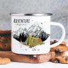 Auf dem Bild ist das Produkt: Campingbecher Emaille Zelt vor Bergen Adventure begins, Geburtstagsgeschenk, Geschenk zu Ostern zum Preis von €16.9 abgebildet.