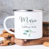 Auf dem Bild ist das Produkt: Emaille Campingbecher Lieblings*mensch personalisiert mit Wunschnamen, Geburtstagsgeschenk, Zweig zum Preis von €18.9 abgebildet.