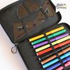 Auf dem Bild ist das Produkt: Gefüllte Federtasche Federmäppchen Dinosaurier personalisiert Wunschname Schulanfang Schule zum Preis von €29.90 abgebildet.