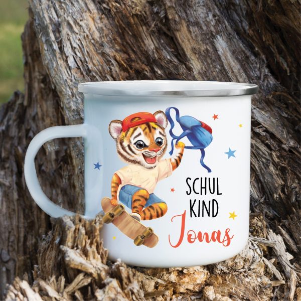 Auf dem Bild ist das Produkt: Kindertasse Emaille Becher Tiger Schulkind Einschulung Geschenk Skateboard Schulanfang Wunschname zum Preis von €18.9 abgebildet.