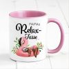 Auf dem Bild ist das Produkt: Relax Tasse bunt personalisiert Faultier auf Flamingo Geschenk Becher zum Preis von €18.9 abgebildet.