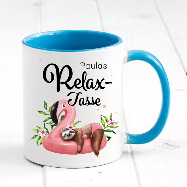 Auf dem Bild ist das Produkt: Relax Tasse bunt personalisiert Faultier auf Flamingo Geschenk Becher zum Preis von €18.9 abgebildet.