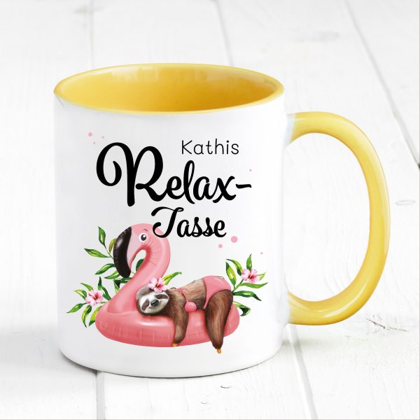 Auf dem Bild ist das Produkt: Relax Tasse bunt personalisiert Faultier auf Flamingo Geschenk Becher zum Preis von €18.9 abgebildet.