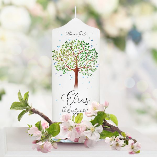 Auf dem Bild ist das Produkt: Taufkerze Junge Mädchen Baum Lebensbaum Schmetterlinge bedruckt mit Namen, Datum und Taufspruch zum Preis von €5.90 abgebildet.