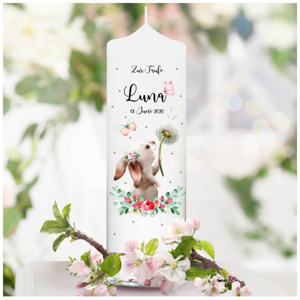 Auf dem Bild ist das Produkt: Taufkerze Junge Mädchen Hase Pusteblume mit Namen Datum und ggf. Taufspruch Kerze zur Taufe zum Preis von €5.9 abgebildet.