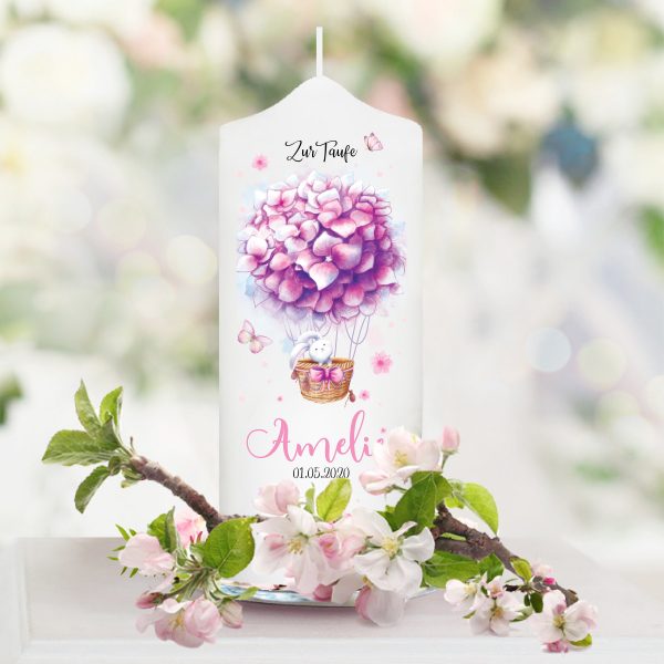 Auf dem Bild ist das Produkt: Taufkerze Heißluftballon Blumen Junge Mädchen Waschbär Hase rosa blau bedruckt mit Namen Datum und Taufspruch oder ohne zum Preis von €5.90 abgebildet.