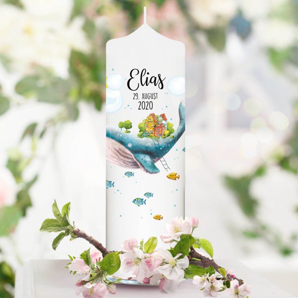Auf dem Bild ist das Produkt: Taufkerze Junge Mädchen Wal Fische mit Namen Datum und Taufspruch Kerze zur Taufe zum Preis von €5.9 abgebildet.