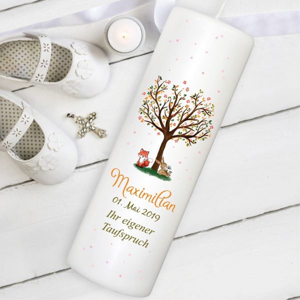 Auf dem Bild ist das Produkt: Taufkerze Kerze zur Taufe Baum Spruch Taufspruch individualisierbar tree Hase und Fuchs zum Preis von €5.9 abgebildet.
