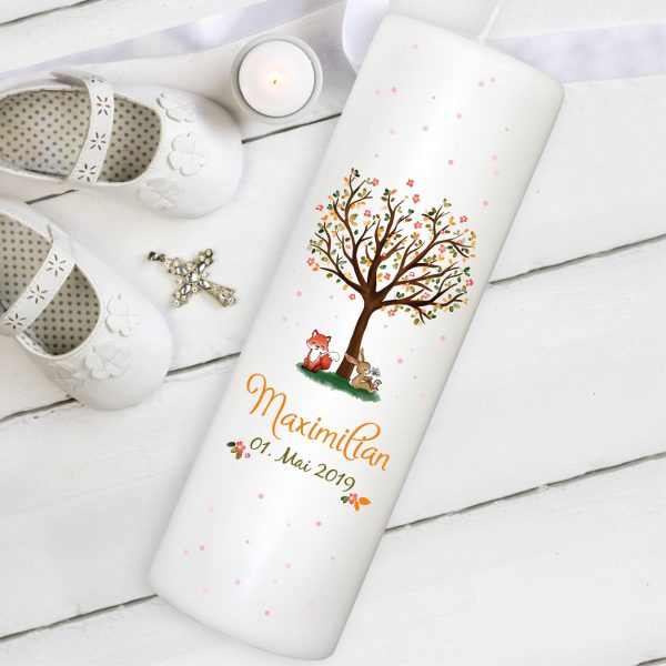 Auf dem Bild ist das Produkt: Taufkerze Kerze zur Taufe Baum Spruch Taufspruch individualisierbar tree Hase und Fuchs zum Preis von €5.9 abgebildet.
